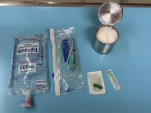 alt="犬・猫の皮下点滴に使用する輸液パック、輸液セット、翼状針、注射針、消毒綿"